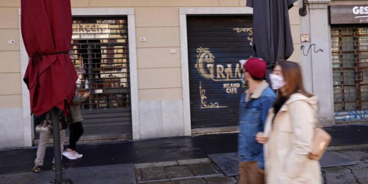 Covid Italia, Crisanti: “No lockdown come 2020 ma rivedere regole”