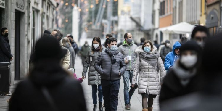 Covid oggi Italia, nuovo record contagi: variante Omicron corre