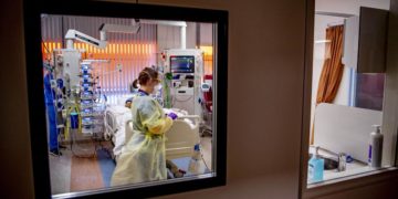 Covid oggi Italia, meno contagi e intensive ma più ricoveri e morti: il punto