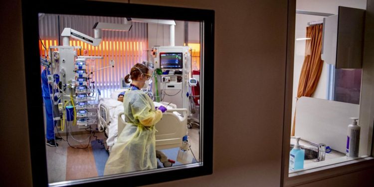 Covid oggi Italia, meno contagi e intensive ma più ricoveri e morti: il punto