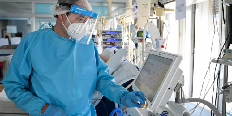 Covid oggi Italia, aumento ricoveri: alcune regioni rischio zona rossa