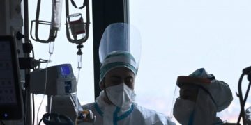 Covid oggi Italia, “frena crescita contagi ma aumentano morti”