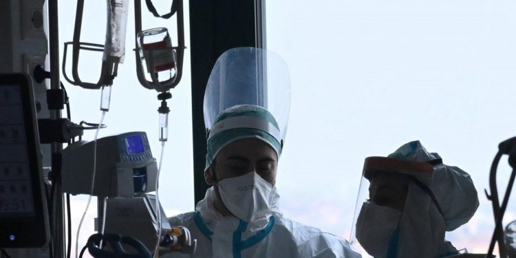 Covid oggi Italia, “frena crescita contagi ma aumentano morti”