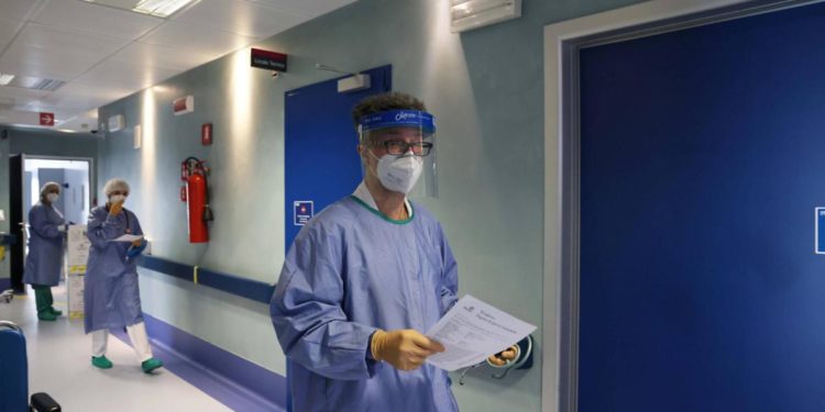 Variante Omicron, Rasi: “Predominante, può coincidere con declino curva”