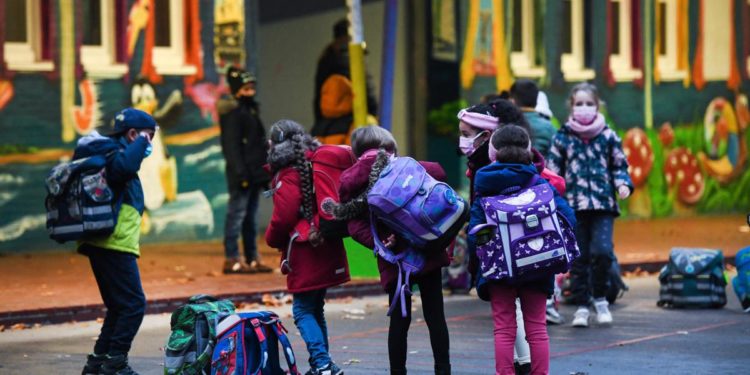 Scuola tra dad e quarantena, Super green pass al lavoro: cosa cambia