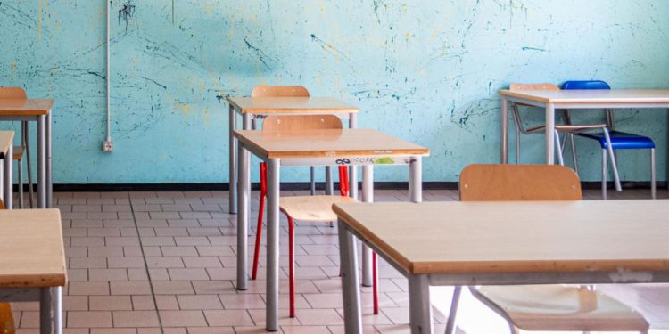 Scuola, De Luca: “Rinviare riapertura di 20-30 giorni”