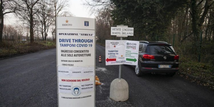 Covid oggi Italia, raddoppia incidenza: forte aumento Rt a 1,43