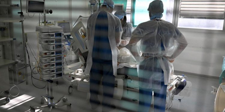 Covid Italia, ricoveri e terapie intensive stabili