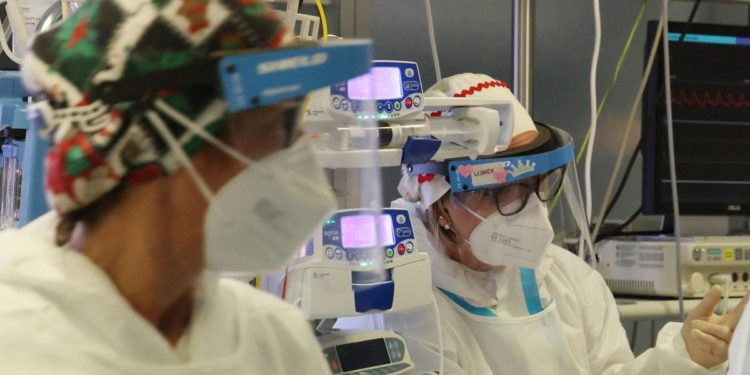 Covid Italia, Abrignani (Cts): “Nei prossimi 30 giorni 2500 morti tra no vax”