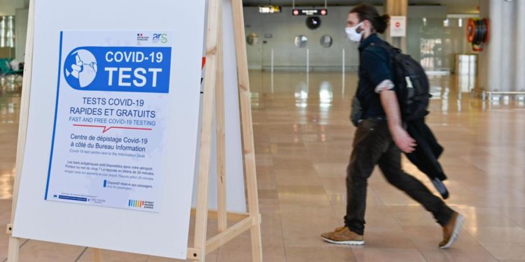 Covid, Francia scopre nuova variante: ‘lontana parente’ di Omicron
