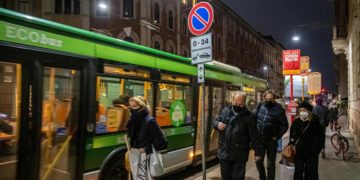 Covid oggi Italia, Rt sale a 1,56: aumenta ancora l’incidenza