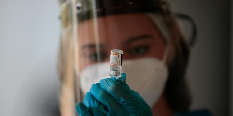 Vaccino covid, Figliuolo: “Ieri 19mila prime dosi a over 50”