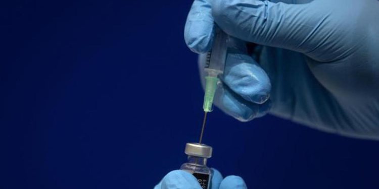 Dose booster ogni 4 mesi? Crisanti e Galli dicono no