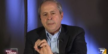 Vaccino ogni 4 mesi? Crisanti: “Non salutare per sistema immunitario”