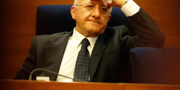 De Luca: “In Italia va tutto bene e Draghi cammina su acque Tevere”