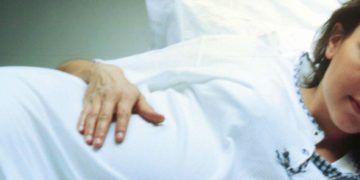 Covid Milano, il primario: “Positivo 1 neonato su 50 se mamme col virus”