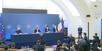 Draghi: “Affrontare l’anno con prudenza e fiducia, scuola va protetta”