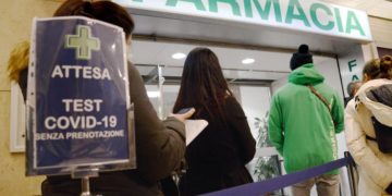 Green pass e negozi esenti, chi rischia la zona arancione: cosa succede in Italia