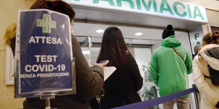 Green pass e negozi esenti, chi rischia la zona arancione: cosa succede in Italia