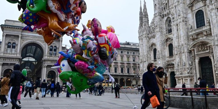 Covid oggi Lombardia, 17.581 contagi e 61 morti. A Milano 7.355 nuovi casi