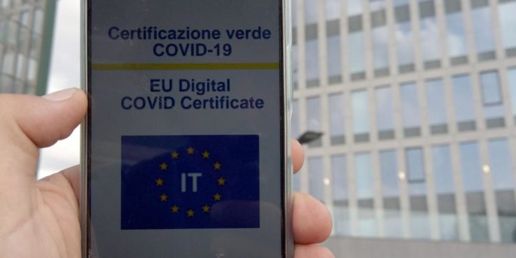 Green pass, Accademia della Crusca: “Parola finta, in inglese non è usata”