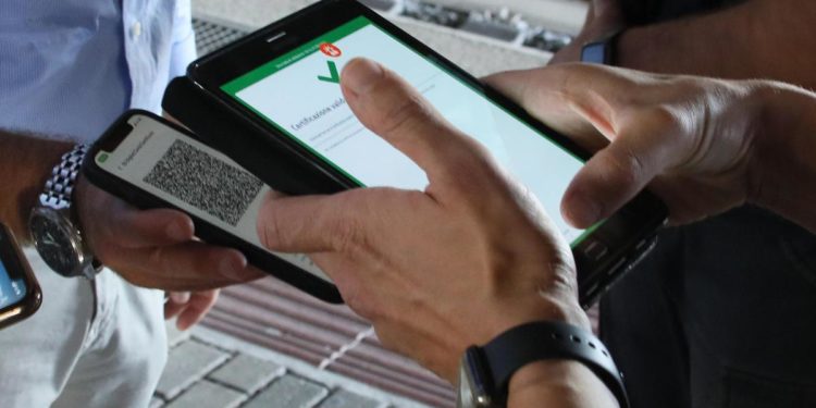 Green pass illimitato con terza dose? Cosa dicono Galli, Pregliasco e Bassetti