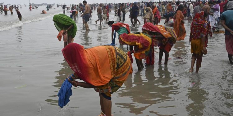 Covid India oggi, in migliaia per bagno Gange: rischio maxi focolaio