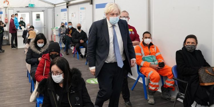 Variante Omicron Gb, Johnson: “Pressione su Sanità sarà considerevole”