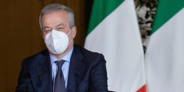 Variante Omicron, Locatelli: “Meno pericolosa di Delta ma può causare malattia grave”