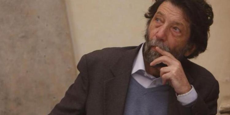 Covid, Cacciari si fa la terza dose e il web si scatena