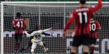 Milan-Spezia 1-2, Inter resta prima