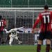 Milan-Spezia 1-2, Inter resta prima