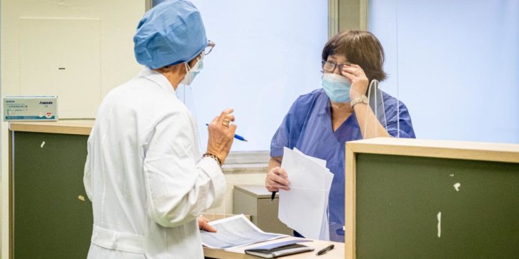 Covid Italia, Bassetti: “Picco contagi superato ma calo ricoveri lento”