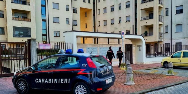 Milano, 28enne accoltella i genitori in casa