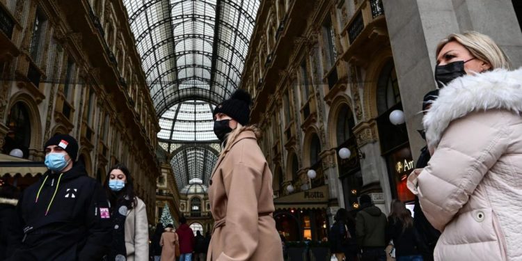 Covid oggi Lombardia, 33.249 contagi e 77 morti. A Milano 10.362 casi