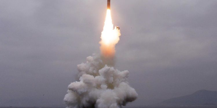 Nordcorea lancia missile, raggiunti i 2mila km di altezza