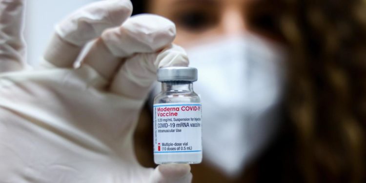 Quarta dose vaccino covid, Ceo Moderna: “Sarà necessaria”