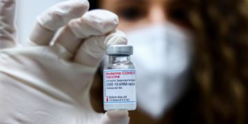 Variante Omicron, 2 dosi vaccino Moderna proteggono bambini più di adulti