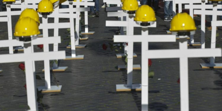 1.221 morti sul lavoro nel 2021, i dati Inail