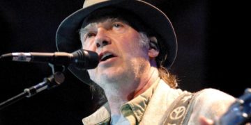 Neil Young e la protesta contro podcast no vax, via da Spotify