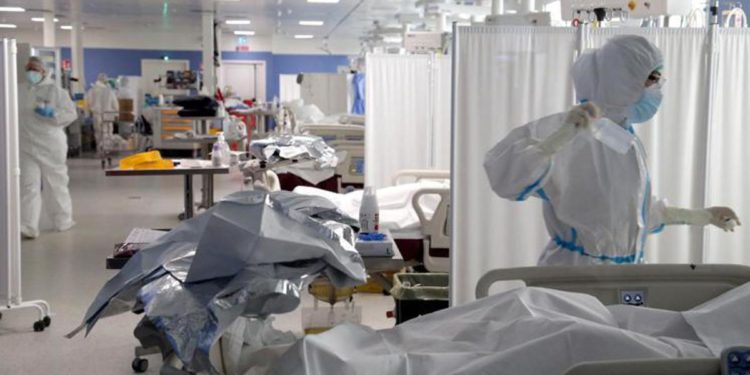 Covid oggi Italia, giù Rt e incidenza. In calo ricoveri e terapie intensive