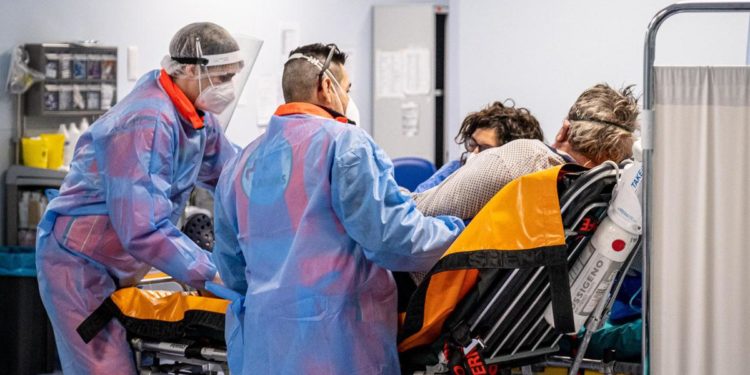 Variante Omicron Italia, “rischio 2 milioni positivi e ospedali intasati”