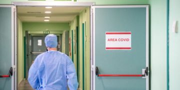 Covid oggi Italia, aumentano contagi tra operatori sanitari: “54mila in 30 giorni”