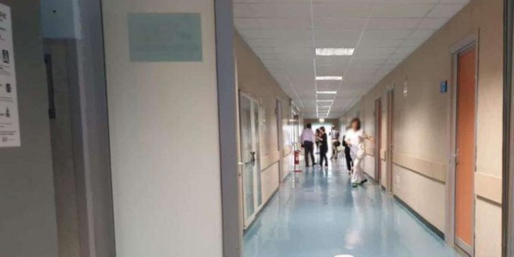 Covid, incinta ma senza molecolare: non la visitano, perde il bambino nel parcheggio