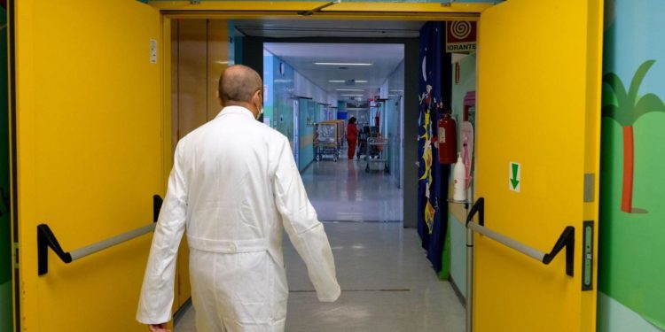 Covid oggi Italia, “in una settimana +86% ricoveri under 18”