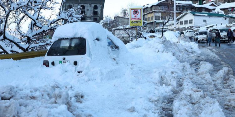 Pakistan, almeno 44 morti per bufera di neve: molti sono bambini