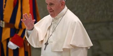 Papa a genitori che hanno figli gay: “Non li condannate”