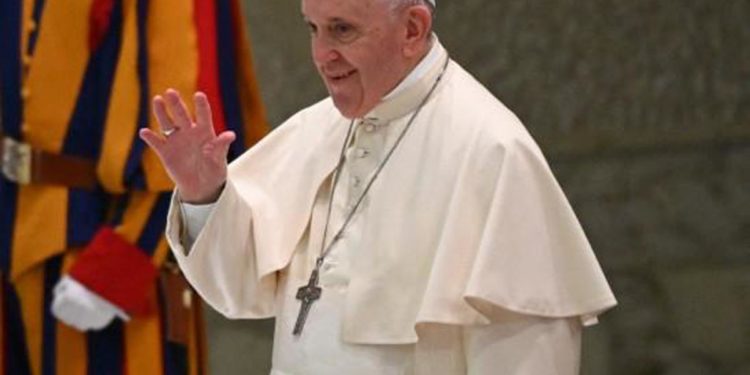 Papa a genitori che hanno figli gay: “Non li condannate”