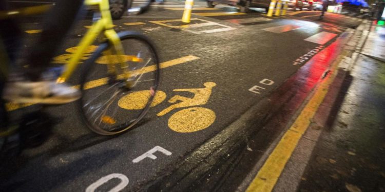 Covid oggi Francia, rischio scadenza Green pass per 560mila persone