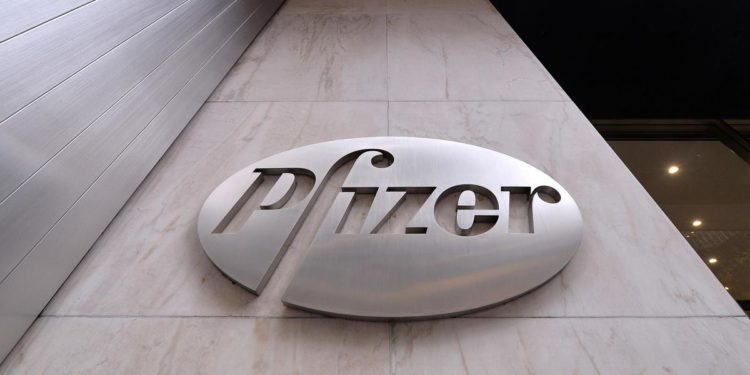 Variante Omicron e candidato vaccino Pfizer, “al via studio in 18-55enni”